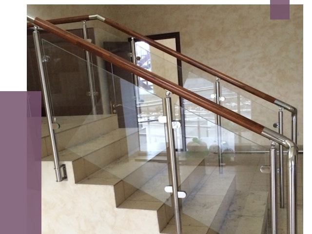 Комбинированные перила из металла и дерева в Чапаевске