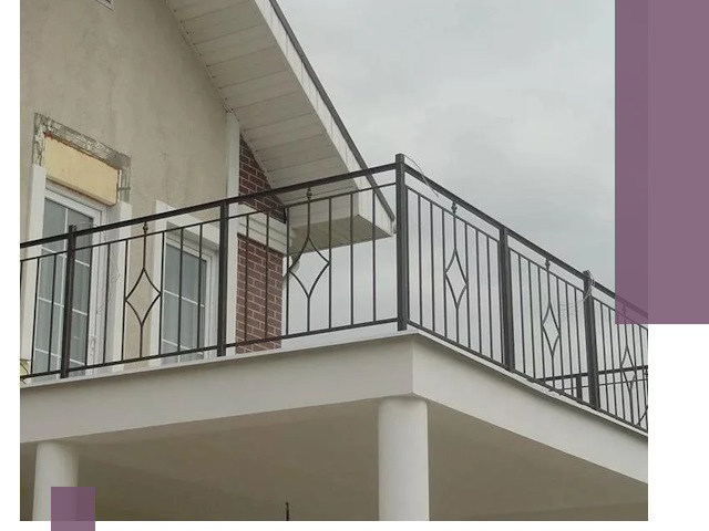 Изготовление балконных ограждений в Чапаевске из металла и стекла